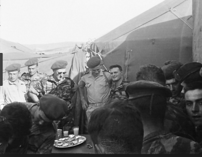 JL CUCHERAT (lunettes)
au milieu de ses hommes 
----
   Commando MONFORT .... autres photos 